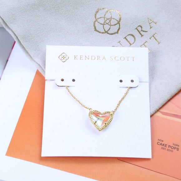 ❤️ Kendra Scott Ari Heart Gold Dichroic Glass Pendant Necklace ❤️ - Picture 1 of 2
